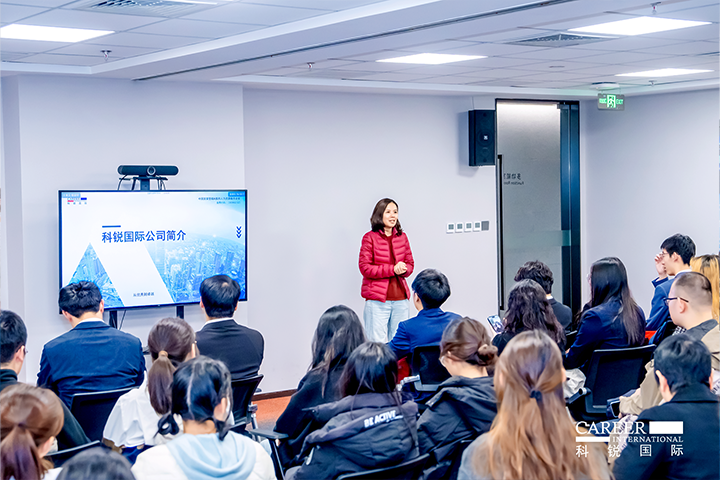 ACCA北京代表处华北企业合作负责人在知名人力资源供应商EVO视讯 EVO真人国际北京总部介绍本次参访企业活动的意义和价值